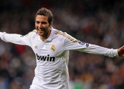开云在线直播-蓝月险滩，枪手之王，萨卡两记冷箭刺穿蓝桥，曼城以最痛苦的方式赢得英超王座之争