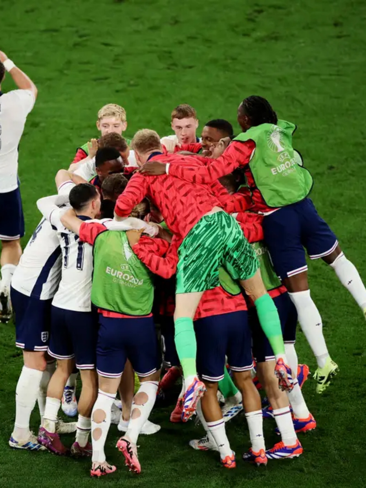 狼堡队在本土足球比赛中赢得比赛 狼堡队在本土足球比赛中赢得比赛