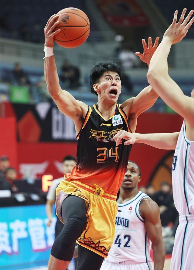 关于篮球场上风云变幻，胜负难以预料，全场观众为之疯狂的信息