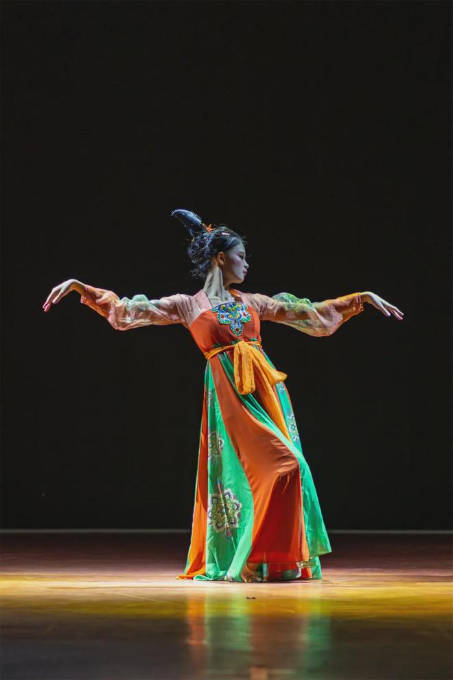 脚下间的风云变幻,球员舞出多样的风采的简单介绍 脚下间的风云变幻,球员舞出多样的风采的简单介绍