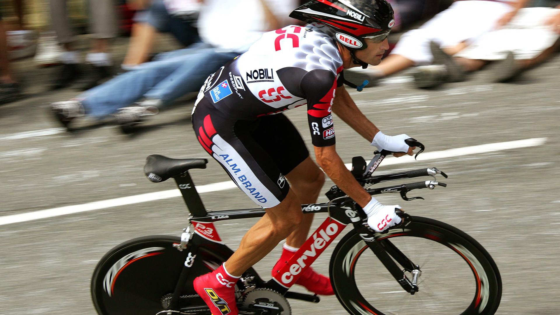 当非洲雄狮遇见红黑军团，福登的魔法在友谊赛的舞台上绽放