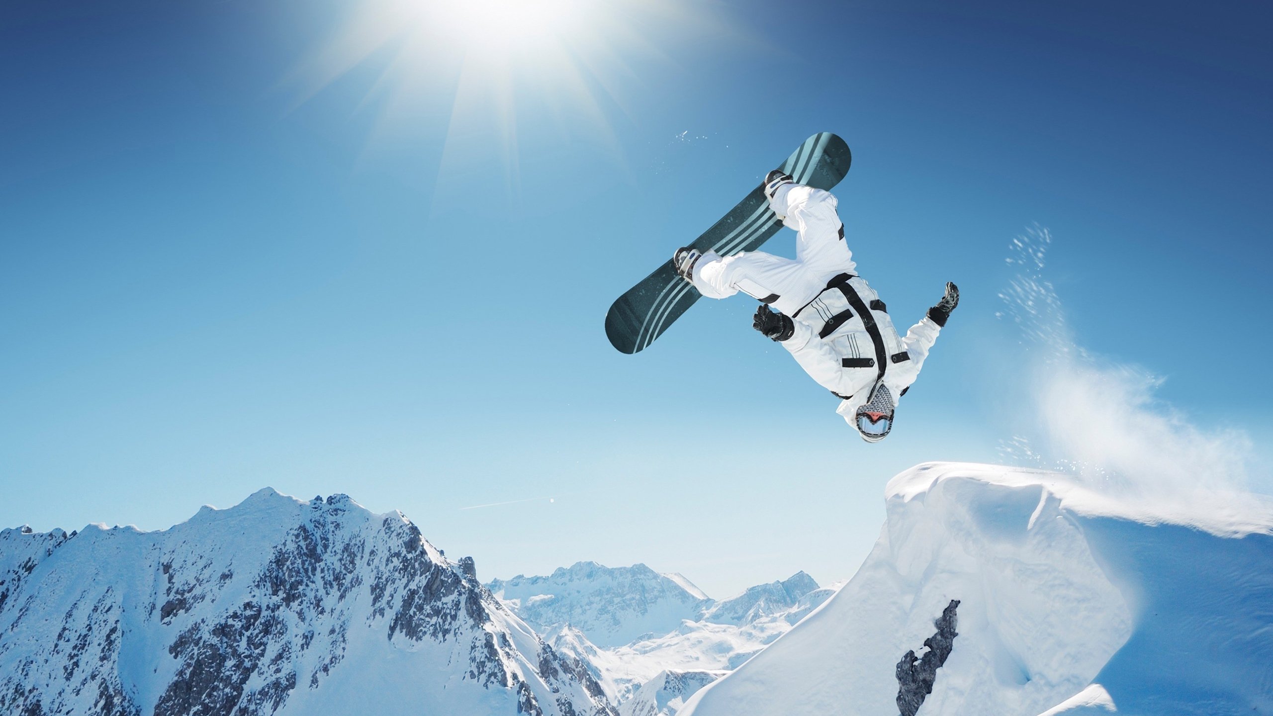 绝杀的红与蓝，当周冠宇点燃赛场，索伯如何在F1中国站完成对法拉利的奇迹险胜